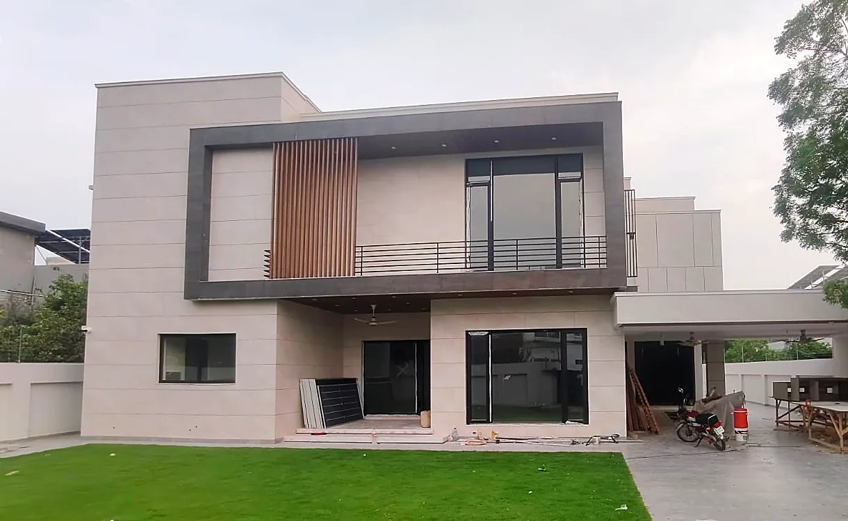 Modern villa: Floor-to-ceiling glass on both floors