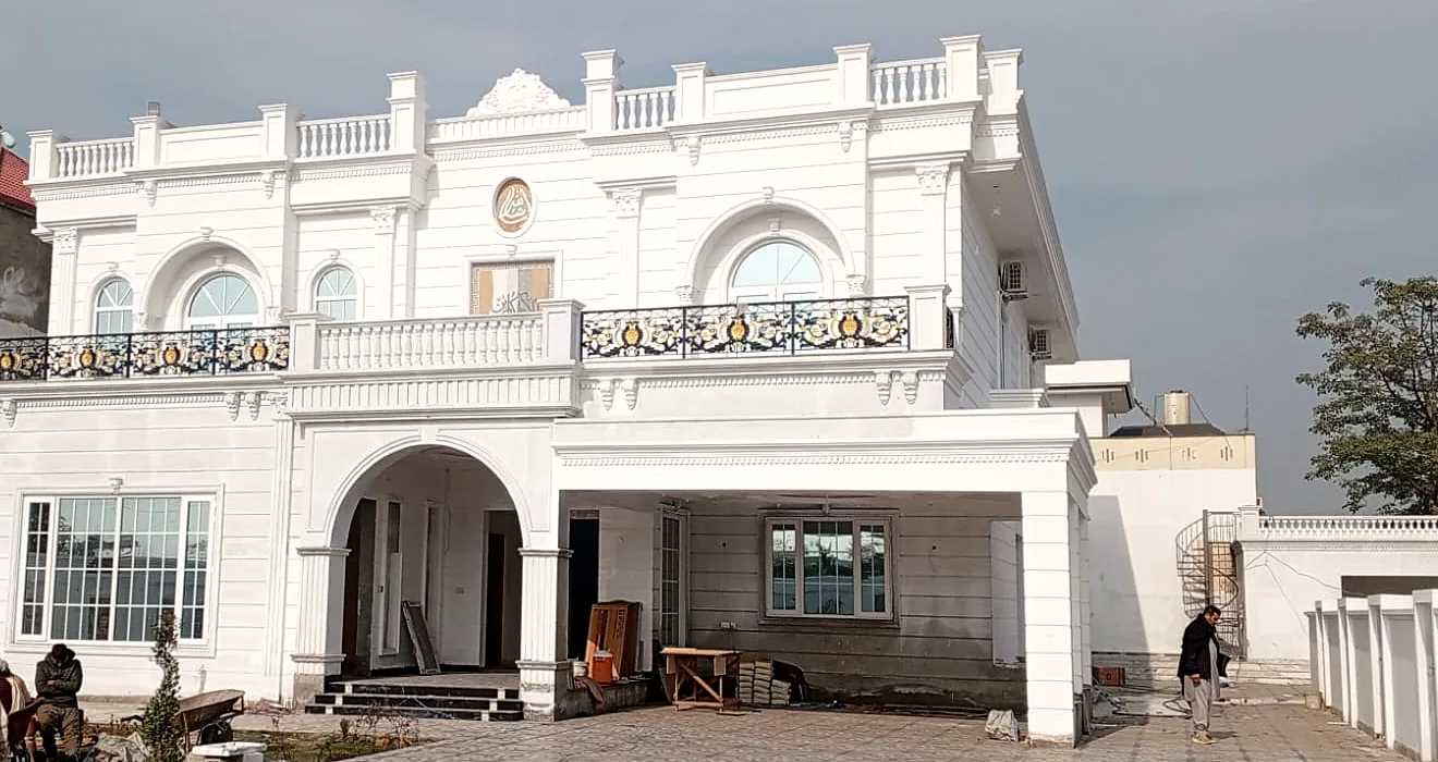 White classic villa: Arched and bay windows