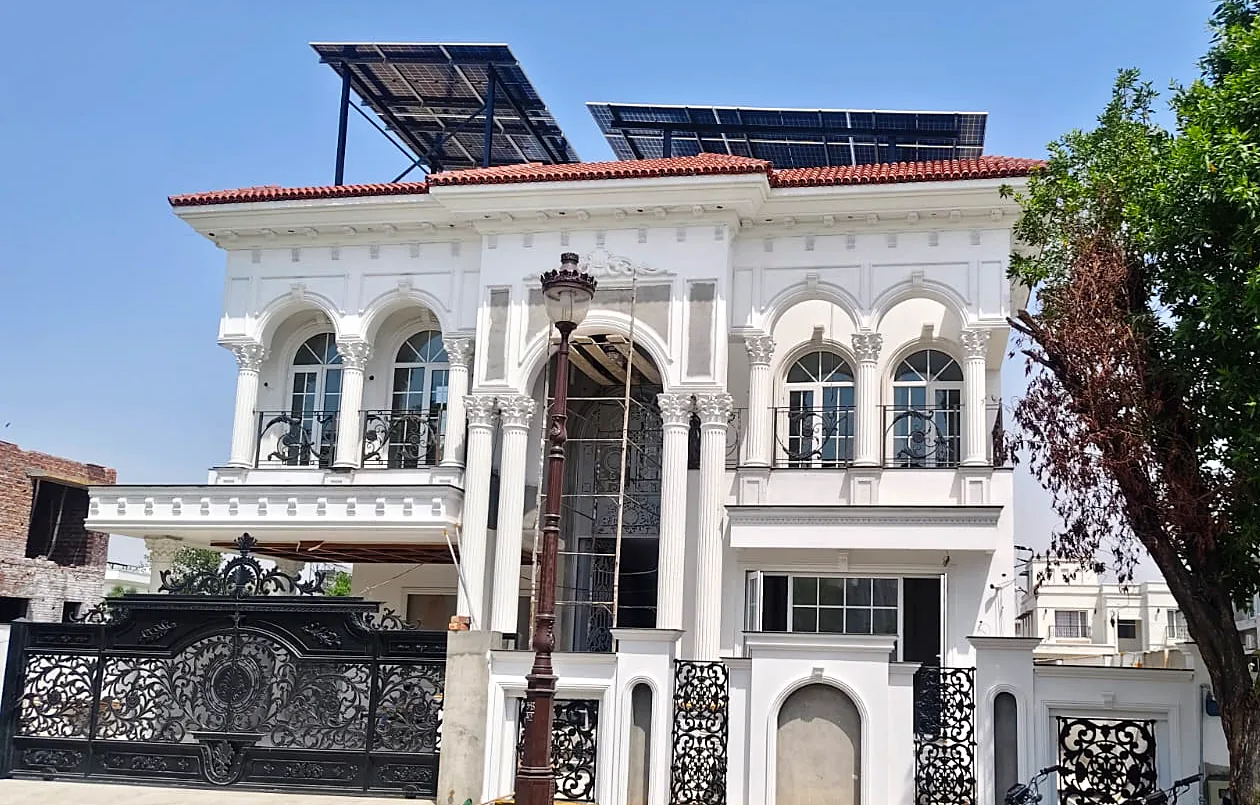 Classic white villa: Arched windows with Georgian bars